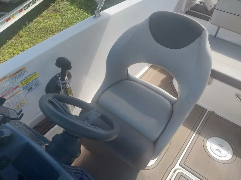 Slide: The Image of Bayliner VR5 2017 - 5
