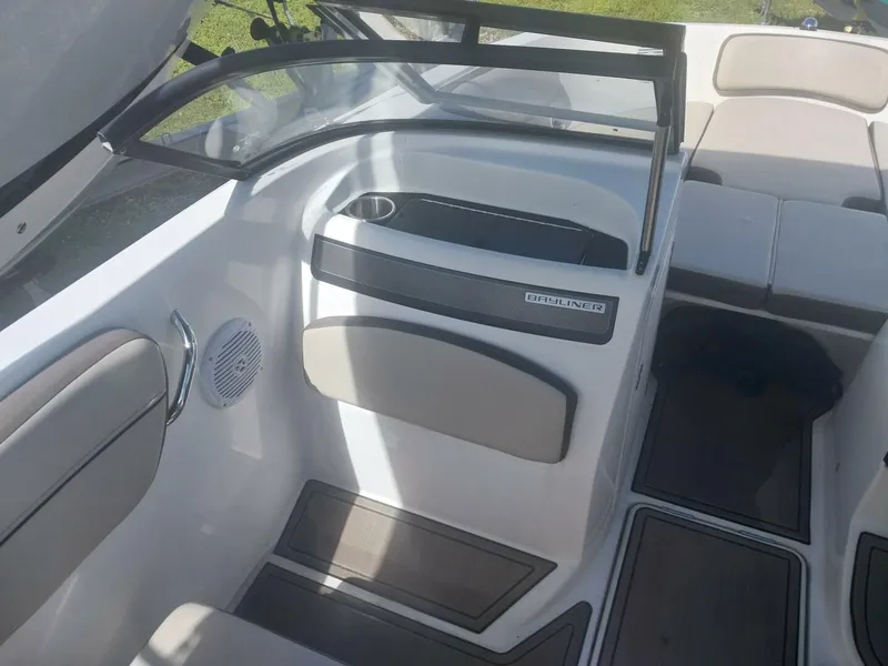 Slide: The Image of Bayliner VR5 2017 - 6