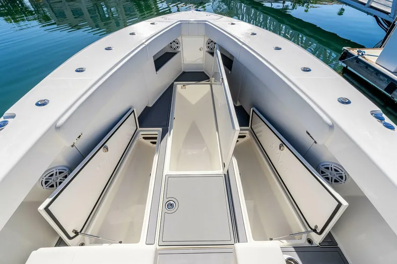 Slide: The Image of SeaVee 370 Z 2018 - 11
