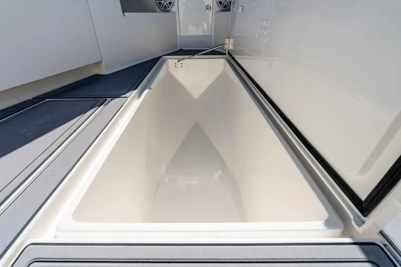 Slide: The Image of SeaVee 370 Z 2018 - 12