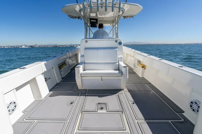 Slide: The Image of SeaVee 370 Z 2018 - 19