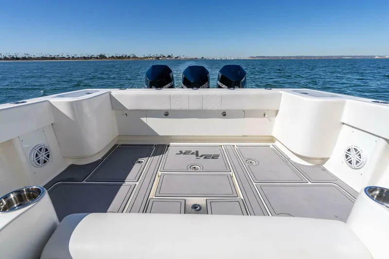 Slide: The Image of SeaVee 370 Z 2018 - 21