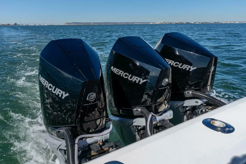 Slide: The Image of SeaVee 370 Z 2018 - 22