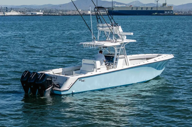 Slide: The Image of SeaVee 370 Z 2018 - 31