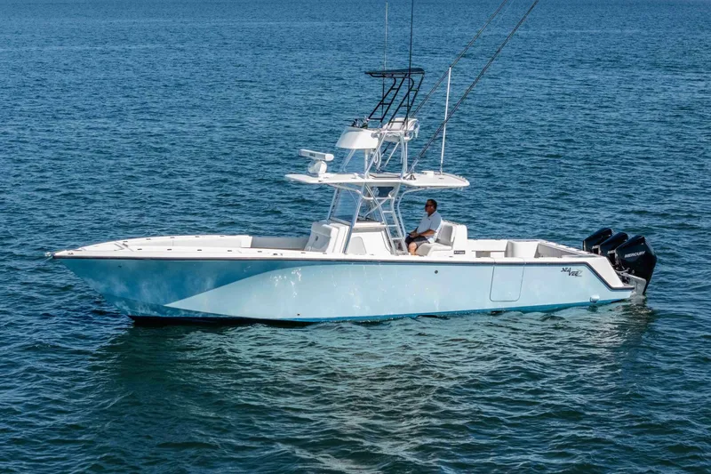 Slide: The Image of SeaVee 370 Z 2018 - 38