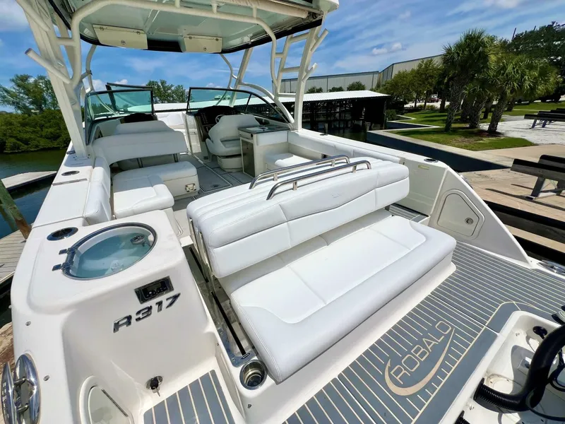 Slide: The Image of Robalo R317 2019 - 5