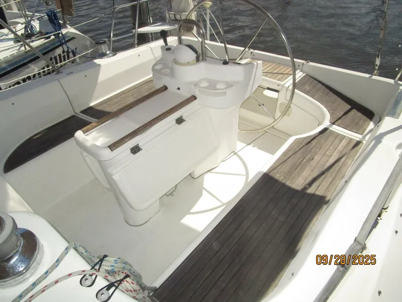 Slide: The Image of Beneteau Oceanis 381 1998 - 27