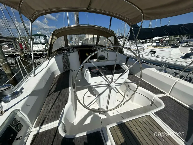 Slide: The Image of Beneteau Oceanis 381 1998 - 28