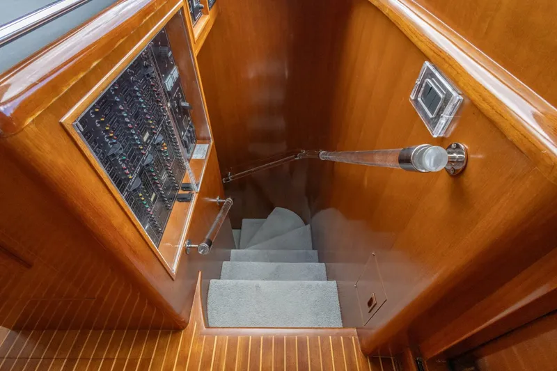 Slide: The Image of Ocean Alexander Raised Pilothouse Flybridge Sedan 2005 - 15