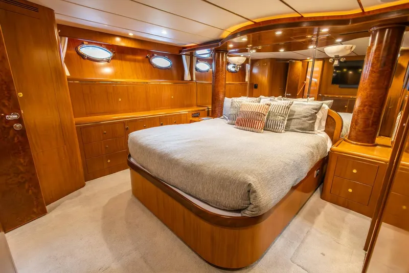 Slide: The Image of Ocean Alexander Raised Pilothouse Flybridge Sedan 2005 - 16