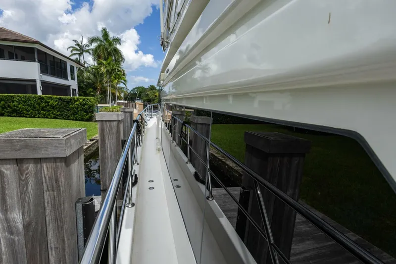 Slide: The Image of Ocean Alexander Raised Pilothouse Flybridge Sedan 2005 - 41
