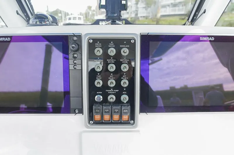 Slide: The Image of Everglades 295 Center Console 2015 - 15