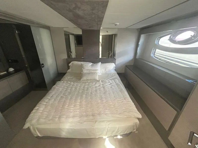Slide: The Image of Pershing 62 2020 - 8