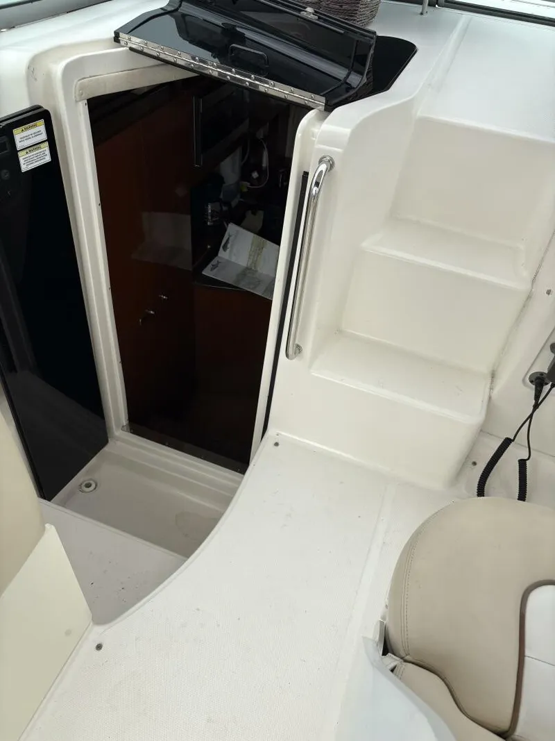 Slide: The Image of Sea Ray 310 Sundancer 2012 - 19