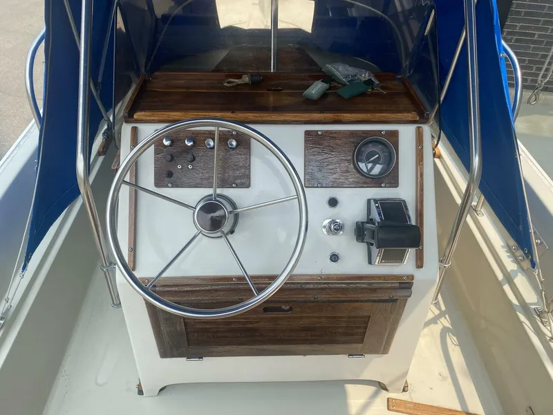 Slide: The Image of Boston Whaler 17 Montauk 1981 - 14