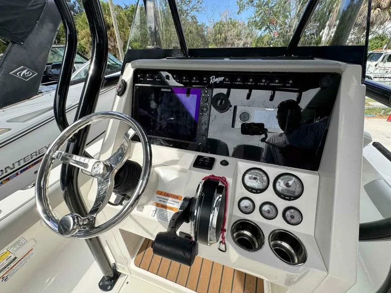 Slide: The Image of Ranger 2360 Bay Boat 2020 - 14