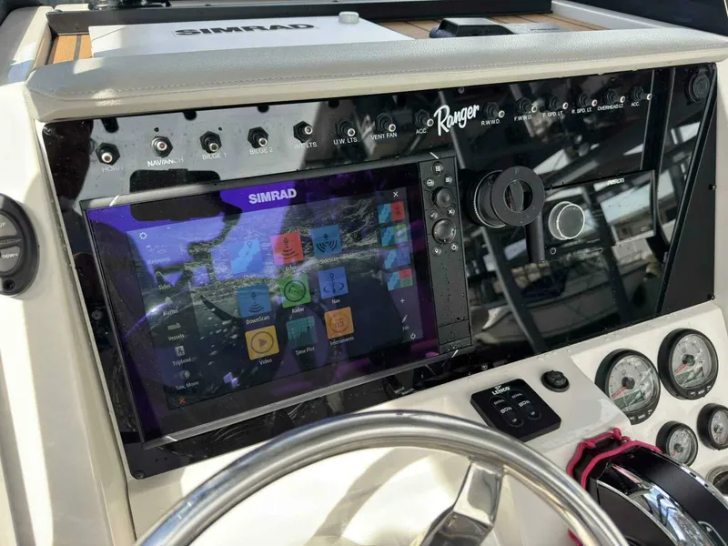 Slide: The Image of Ranger 2360 Bay Boat 2020 - 15