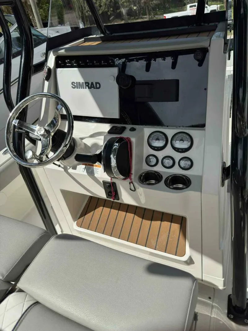 Slide: The Image of Ranger 2360 Bay Boat 2020 - 17