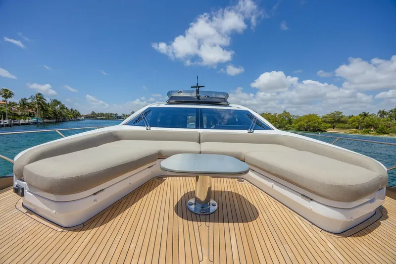 Slide: The Image of Azimut S8 2023 - 21