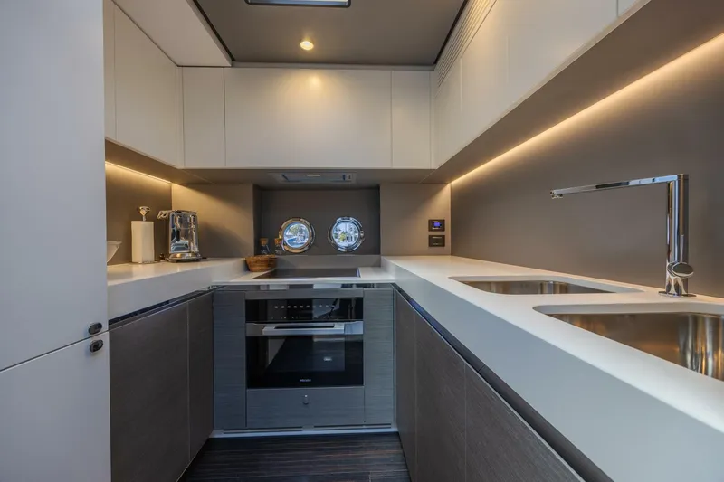Slide: The Image of Azimut S8 2023 - 43