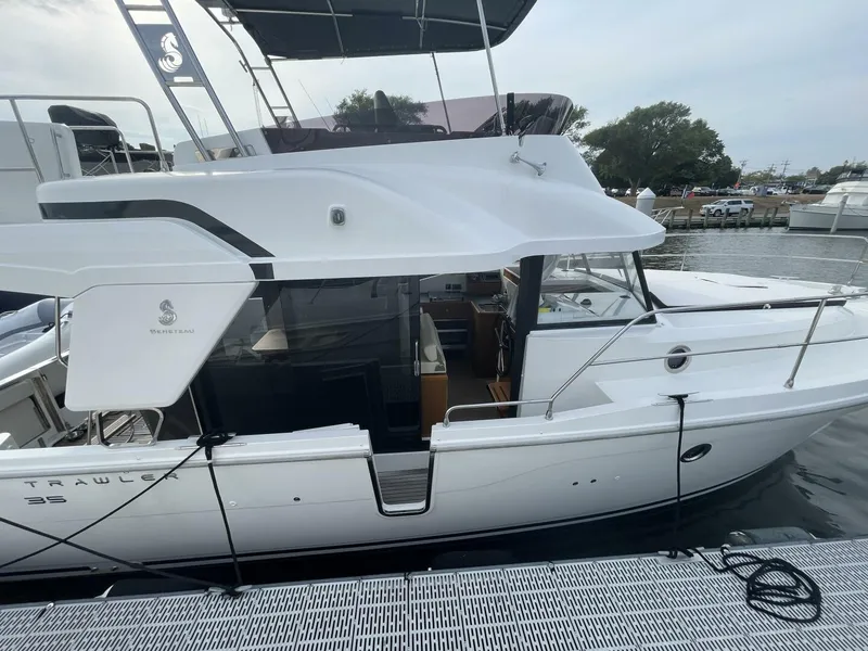 Slide: The Image of Beneteau Swift Trawler 35- Flybridge 2018 - 18