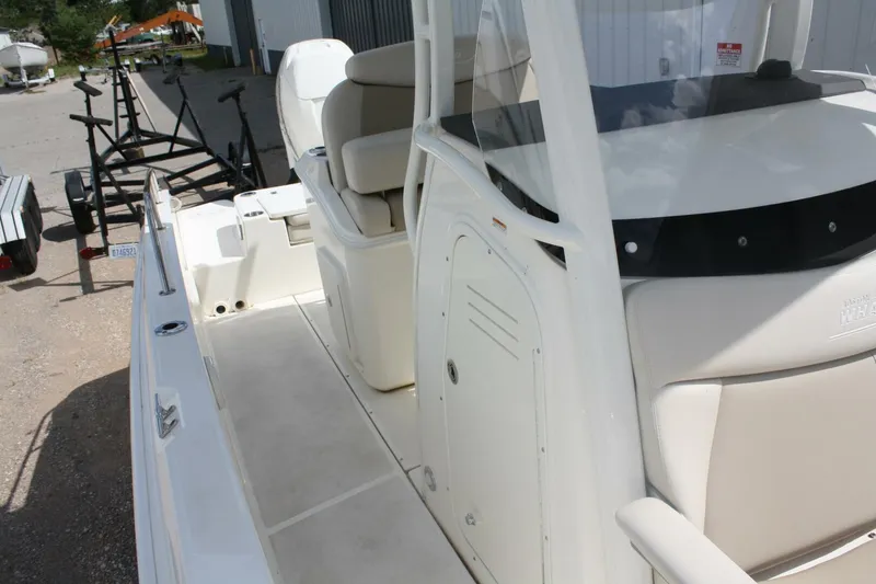 Slide: The Image of Boston Whaler 270 Dauntless 2021 - 10