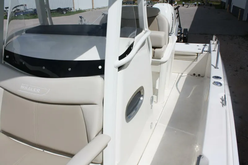 Slide: The Image of Boston Whaler 270 Dauntless 2021 - 11