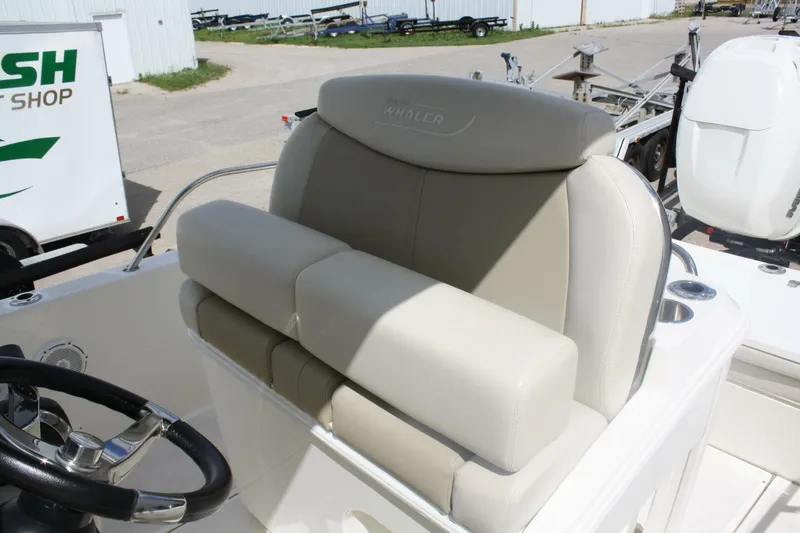 Slide: The Image of Boston Whaler 270 Dauntless 2021 - 12