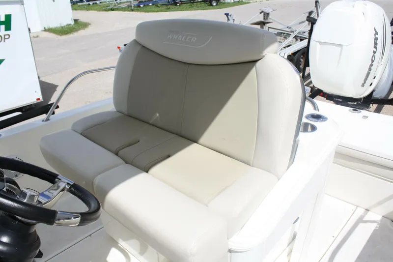 Slide: The Image of Boston Whaler 270 Dauntless 2021 - 13