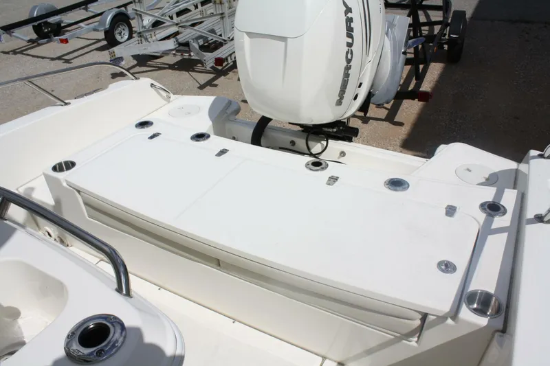 Slide: The Image of Boston Whaler 270 Dauntless 2021 - 14