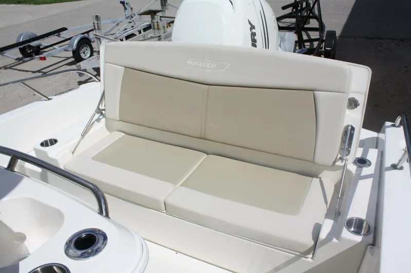 Slide: The Image of Boston Whaler 270 Dauntless 2021 - 15