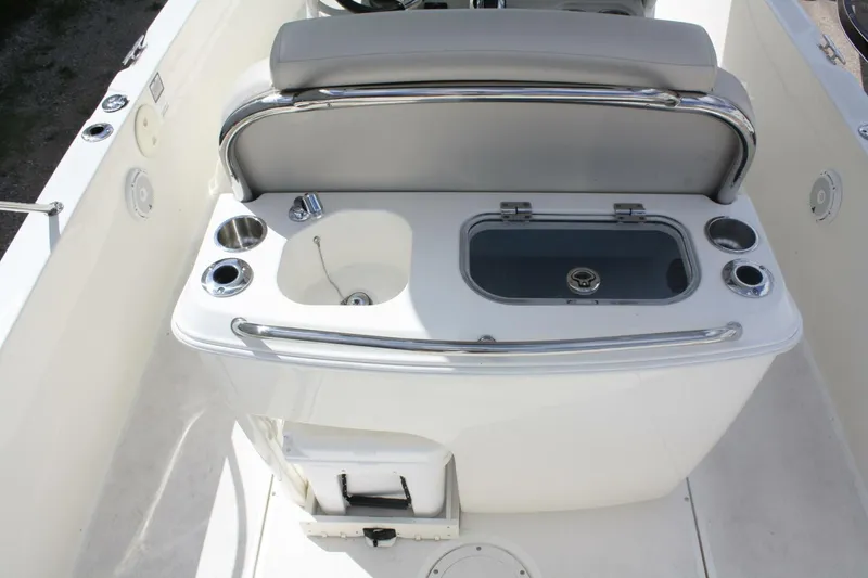 Slide: The Image of Boston Whaler 270 Dauntless 2021 - 16
