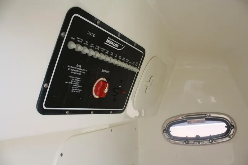 Slide: The Image of Boston Whaler 270 Dauntless 2021 - 18