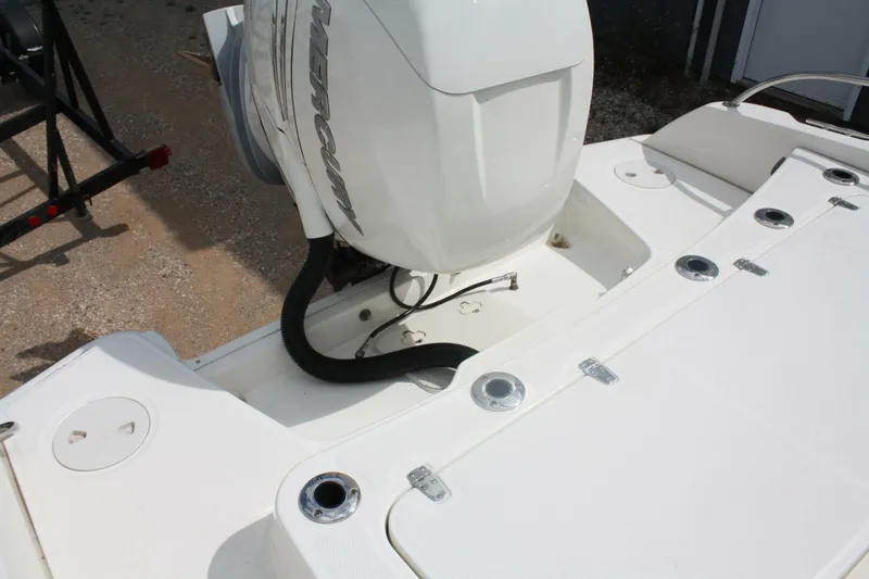 Slide: The Image of Boston Whaler 270 Dauntless 2021 - 23