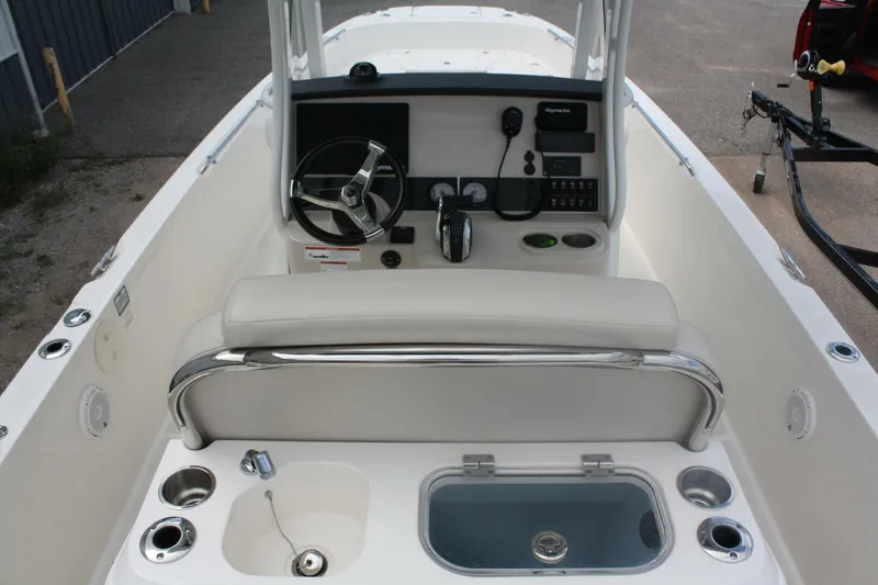 Slide: The Image of Boston Whaler 270 Dauntless 2021 - 24
