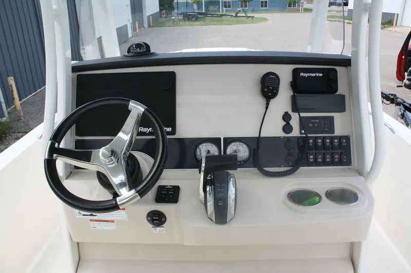 Slide: The Image of Boston Whaler 270 Dauntless 2021 - 25