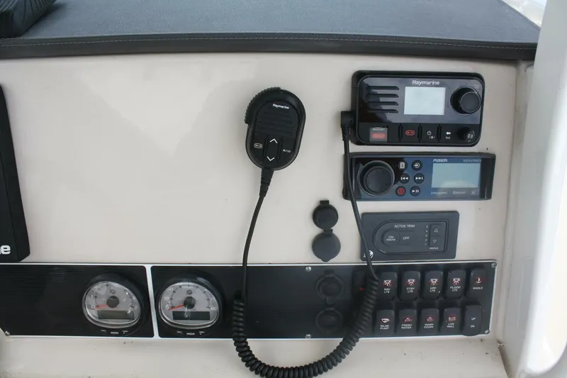 Slide: The Image of Boston Whaler 270 Dauntless 2021 - 27
