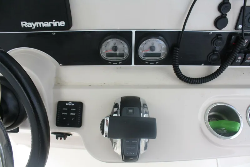Slide: The Image of Boston Whaler 270 Dauntless 2021 - 28