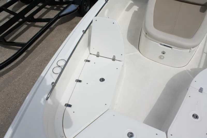 Slide: The Image of Boston Whaler 270 Dauntless 2021 - 35