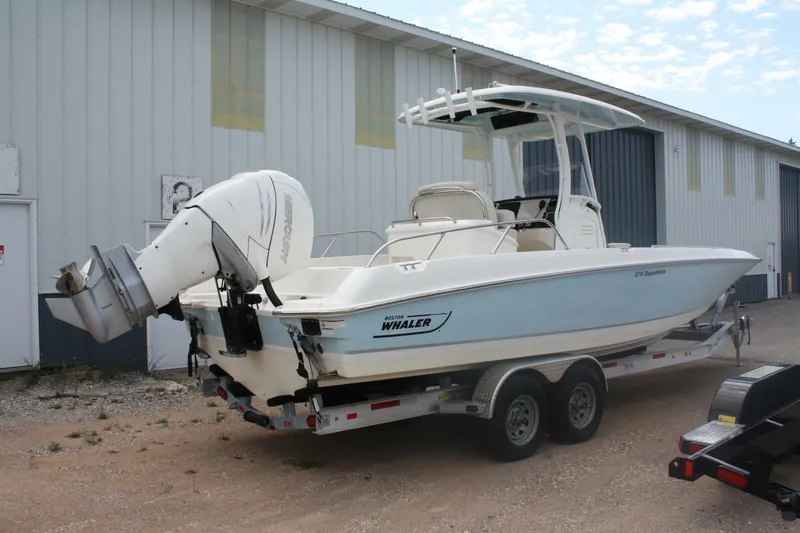 Slide: The Image of Boston Whaler 270 Dauntless 2021 - 4