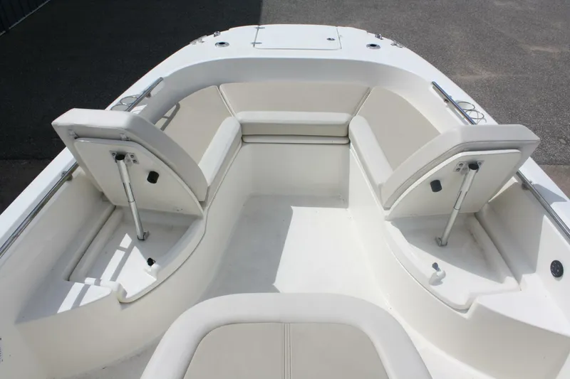 Slide: The Image of Boston Whaler 270 Dauntless 2021 - 40
