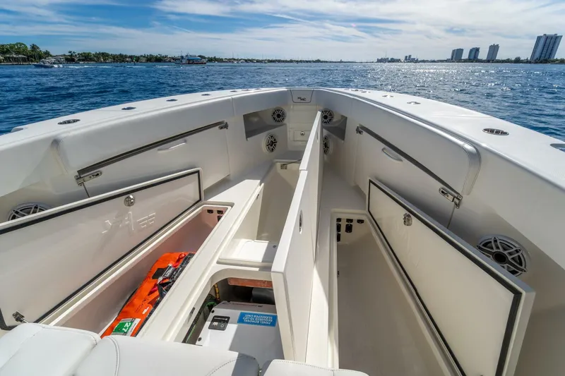 Slide: The Image of SeaVee 370z 2021 - 12