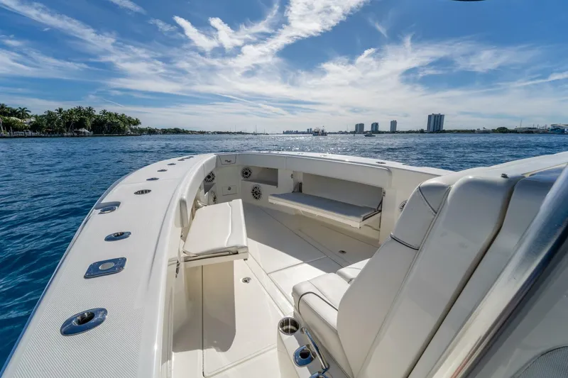 Slide: The Image of SeaVee 370z 2021 - 13