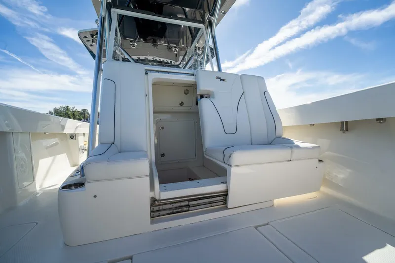 Slide: The Image of SeaVee 370z 2021 - 17