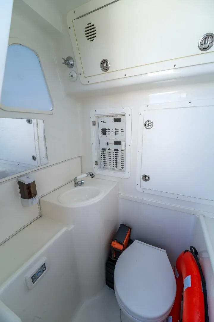 Slide: The Image of SeaVee 370z 2021 - 18