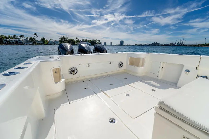 Slide: The Image of SeaVee 370z 2021 - 5