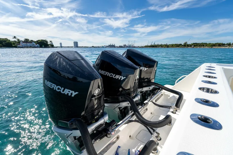 Slide: The Image of SeaVee 370z 2021 - 8