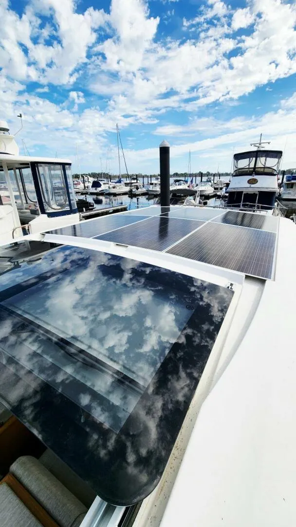 Slide: The Image of Greenline 40 Hybrid 2022 - 10