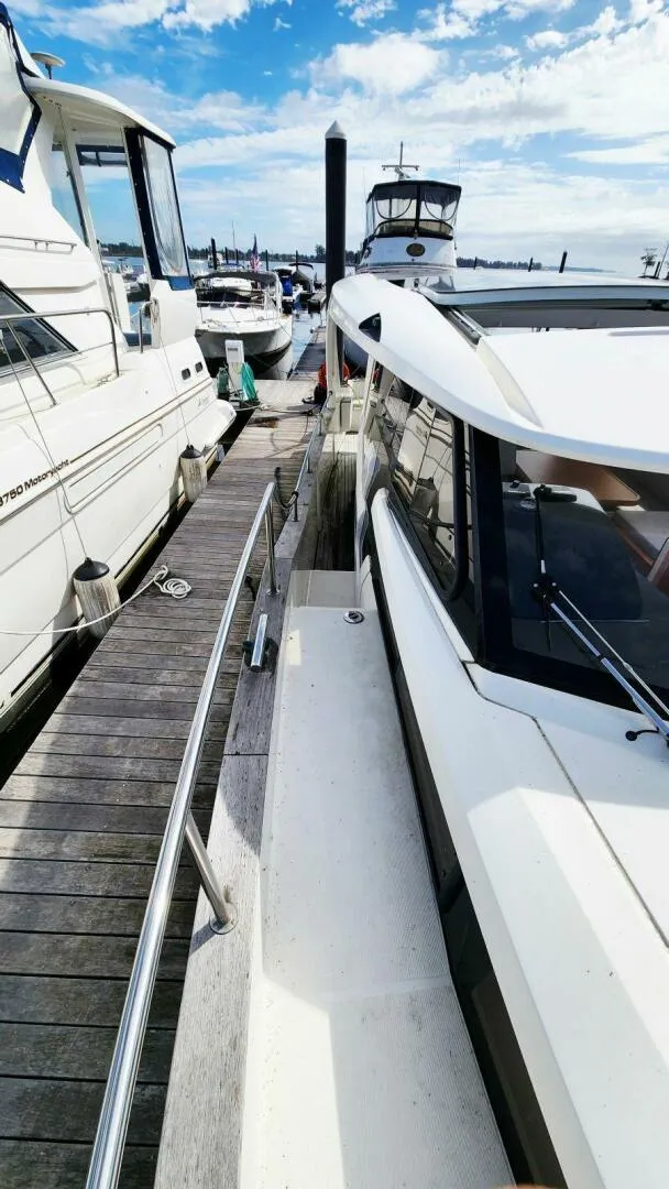 Slide: The Image of Greenline 40 Hybrid 2022 - 11