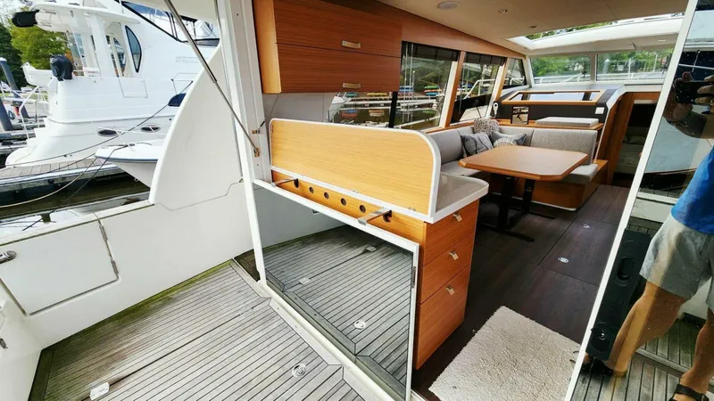 Slide: The Image of Greenline 40 Hybrid 2022 - 16
